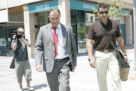 El fiscal Anticorrupcin, Miguel A. Subirn, acompaado de un agente judicial | Jordi Avell