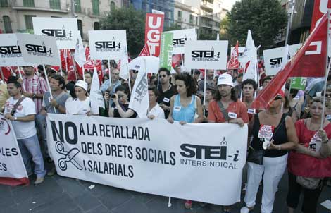 400 personas protestan en la Plaza de España contra la reforma laboral ...