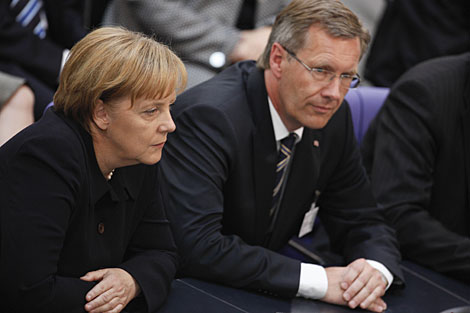 Merkel y su candidato, durante la votacin. | AP