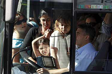 Decenas de viajeros se amontonan en los autobuses de la EMT. | Efe