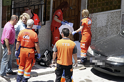 Los equipos de emergencia congregados junto a la asesinada. | Efe