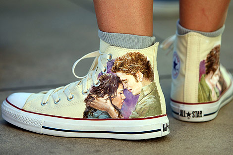 Un fan ataviado con unas zapatillas de Edward y Bella. | Ap