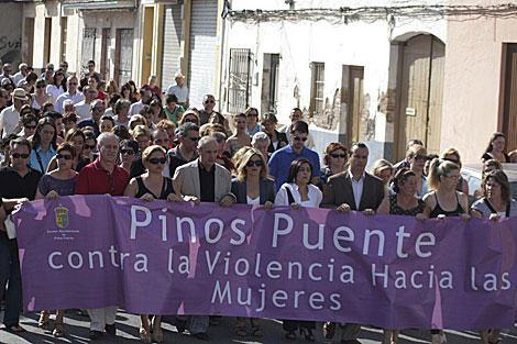 La manifestacin de repulsa por el asesinato celebrada el viernes en Pinos Puente. | Efe