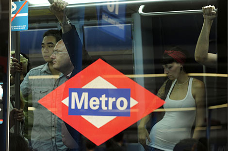 Varios viajeros, este viernes en el metro. | Bernardo Daz