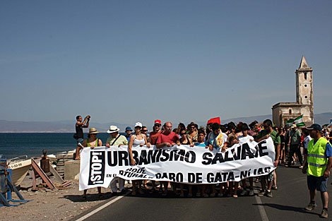 La cabecera de la manifestacin celebrada en el Cabo de Gata. | M. Cabrera