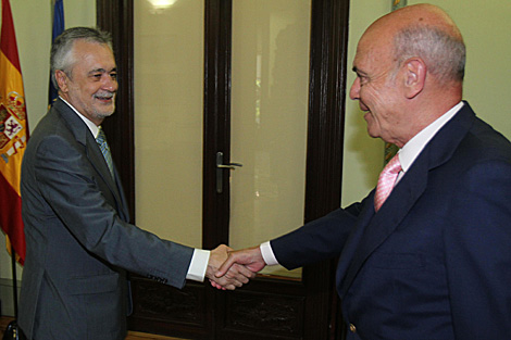 Grin estrecha la mano del an presidente del TSJA, Augusto Mndez de Lugo. | Carlos Mrquez