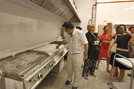Los socios de la asociacin 'T s puedes' visitan la cocina del comedor. | Conchitina
