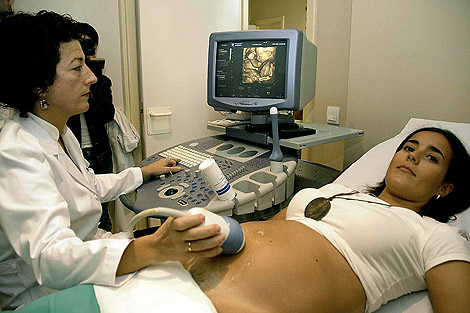 Una embarazada se realiza una ecografía. | Patxi Corral