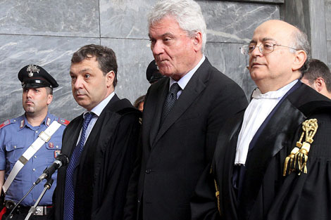 Aldo Brancher (centro), junto a sus abogados en la sala de un tribunal de Miln. | Efe