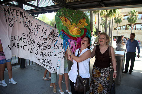 Varios profesores portan una pancarta durante la protesta ante la Consejera. | F. Ruso