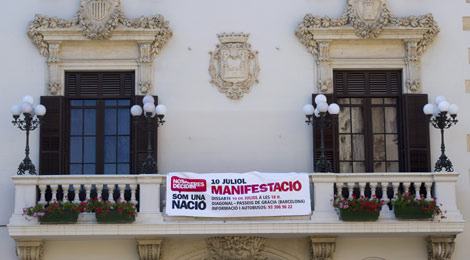 Una pancarta en el balcn del ayuntamiento anima a ir a la marcha. | AFP
