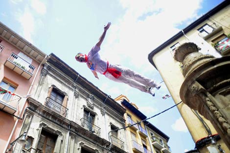 Un joven se lanza desde la fuente de la Plaza Navarrera. | AFP