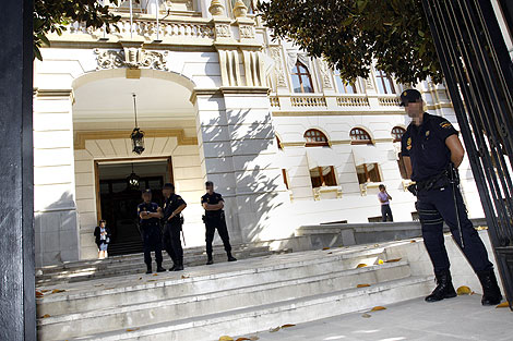 Agentes de la Policía Nacional custodian la entrada de la Diputación de Alicante. | R. Pérez