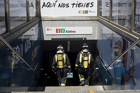 Dos bomberos acceden a la estacin de Xtiva. | Efe