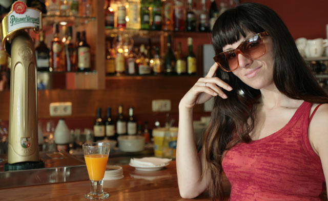 La Mala Rodríguez sacia la sed con un zumo de naranja natural. | Begoña Rivas