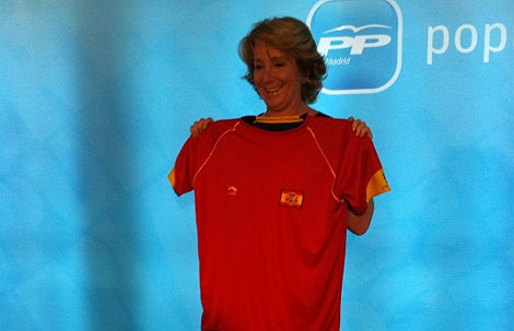 Aguirre posa con la camiseta de Espaa. (P. Blasco)