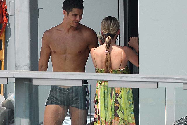 Cristiano Ronaldo con su novia, este mircoles, en aguas de Nueva York. | Foto: Gtresonline