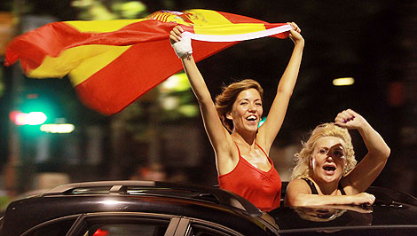 Una chica celebra el triunfo desde un coche. | Antonio Heredia