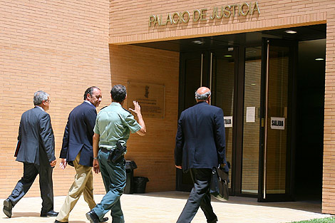 Ripoll accede al Palacio de Justicia de Orihuela. | Ernesto Caparrs