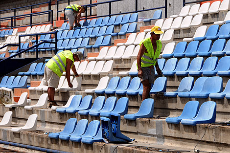 Los operarios han iniciado ya la remodelacin del estadio. | Cristbal Lucas