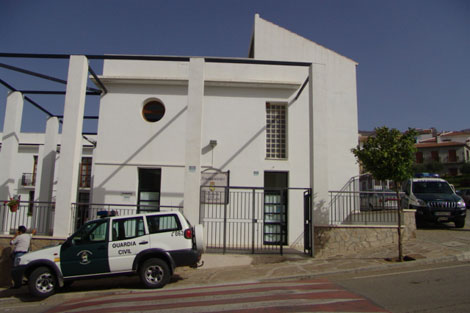 Vehculos de la Guardia Civil en el Ayuntamiento del municipio. | Luis Espaa