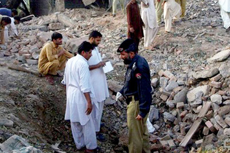 Polica paquistan en el lugar del atentado. | AFP