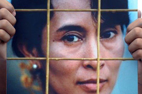 Un birmano muestra un cartel con una imagen de la activista en 2008 | Ap