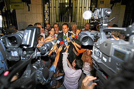 Alarte, en rueda de prensa ante el palacio provincial de Alicante | E. Caparrs