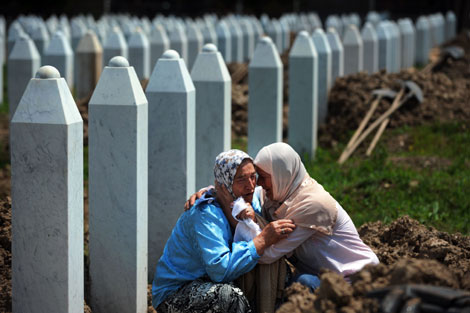 Dos mujeres lloran en el cementerio de Potocari, cerca de Srebrenica. | Afp