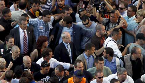 El presidente cataln, Jos Montilla, sale escoltado de la marcha. | Efe