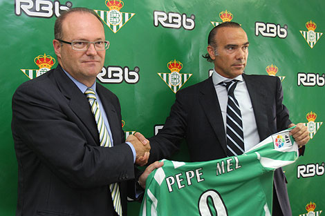 Pepe Mel con Luis Oliver, tras la presentacin. | Carlos Mrquez