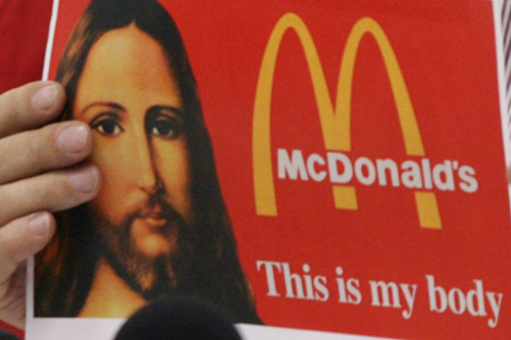 Una de las obras de la muestra, que ubica a Jesucristo en un McDonalds. | Foto: Efe