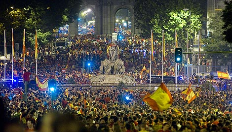 La plaza de la Cibeles, atestada de gente celebrando el triunfo de España. | Gonzalo Arroyo