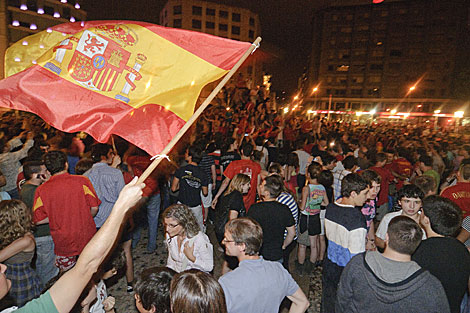 Cientos de personas celebran en la plaza Moyua de Bilbao el triunfo de 'La Roja'. | Patxi Corral
