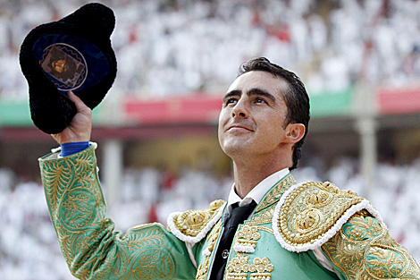 El Fansi sale a hombros de Pamplona tras cortar dos orejas en su primer toro de la tarde. | J. DIGES