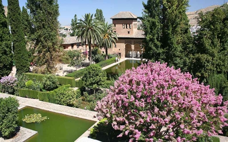 Una vista de los jardines del Generalife con las estancias de la Alhambra al fondo. | Jess G. Hinchado