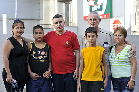 Los disidentes Pablo Pacheco y Omar Ruiz, junto a algunos familiares. | Foto: A. di Lolli