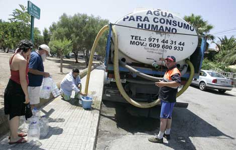 As consiguen agua los vecinos de Llucmajor. | Jordi Avell