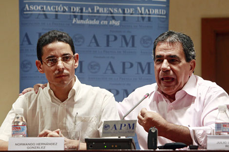 Normando Hernndez (izda.) y Julio Csar Glvez, ayer en Madrid. | Reuters