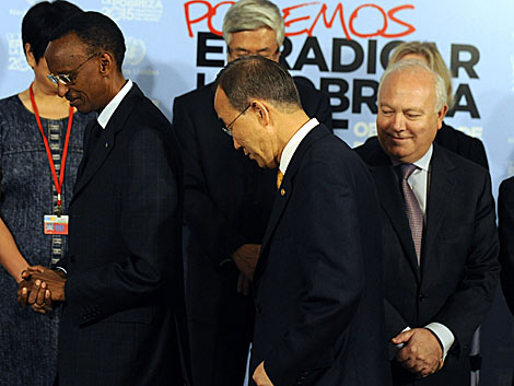 Kagame, Ban ki-moon y Moratinos, en la foto oficial. | AFP