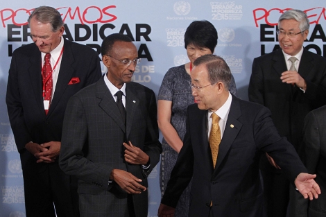 Paul Kagame (i) y Ban Ki Moon, tras la foto de familia. | AP MS FOTOS
