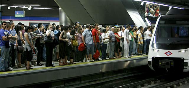 Viajeros en el metro, este viernes en la séptima jornada de huelga. | Efe