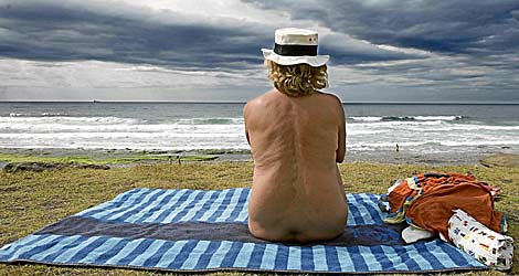 Una mujer nudista en la playa Aizkorri (Vizcaya). | Archivo