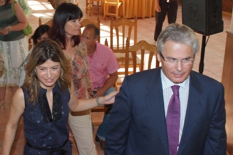 La ministra Ado acompaa a Garzn, y tras ellos la consejera Navarro. | Manuel Cuevas