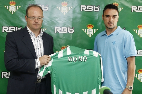 Momo, nuevo jugador btico, con el entrenador, Pepe Mel. | Conchitina
