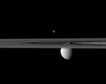 Los anillos y dos lunas de Saturno observados en 2010 | Cassini Imaging Team, ISS, JPL, ESA, NASA.