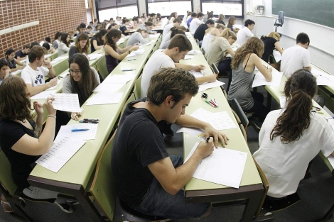 Alumnos realizan el examen de Selectividad en Valencia. | Jos Cullar