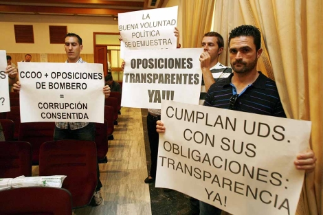 Algunos de los opositores protestan durante un pleno. | Madero Cubero