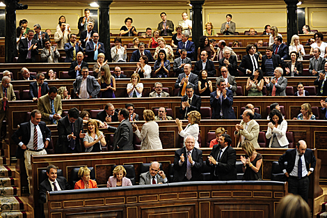 La bancada socialista aprueba tras las votaciones en el Pleno. | Bernardo Daz