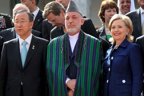 Karzai, entre Ban Ki-moon y Hillary Clinton. | EFE